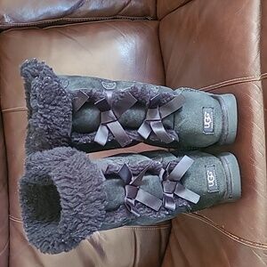 Uggs Womens Boots with Bows In the Back Womens Size 8